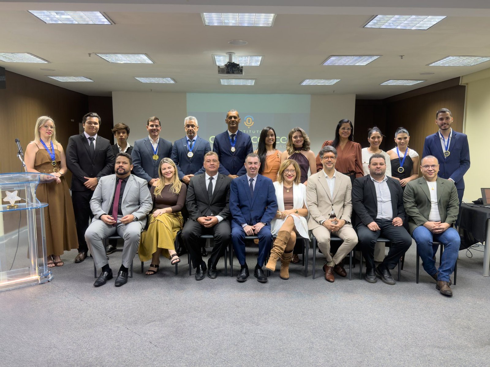 Turma formada do Instituto Carlos Conce reunida com as medalhas de conclusão
