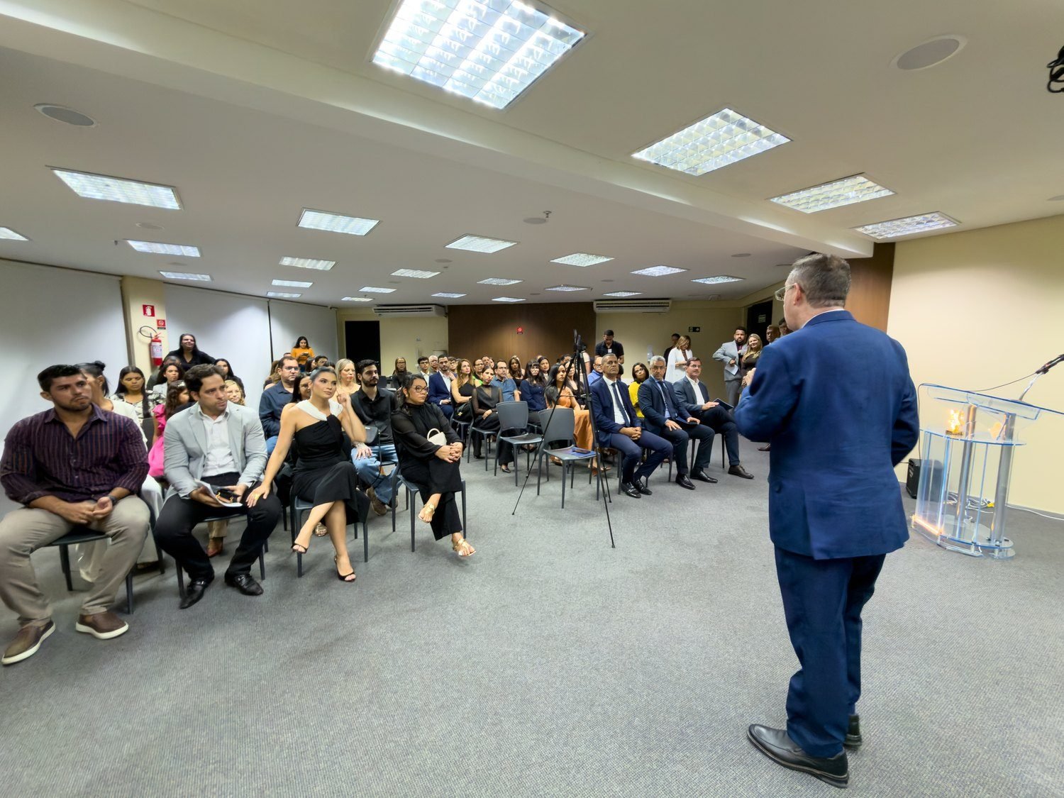 Auditório cheio durante um curso do Instituto Carlos Conce em Maceió